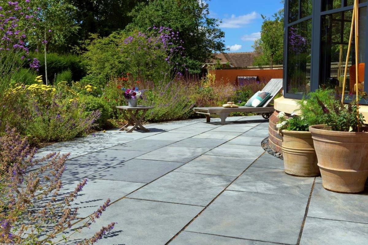 Aangelegde tuin met terras en beplanting